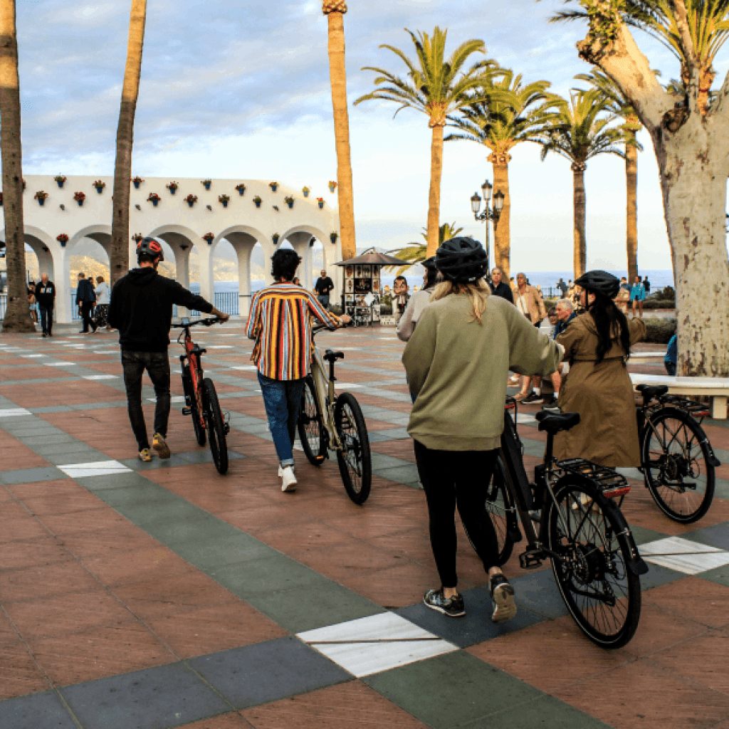 Tour en bicicleta eléctrica en Nerja con guía local, vistas al Mediterráneo y casco histórico de la Costa del Sol
